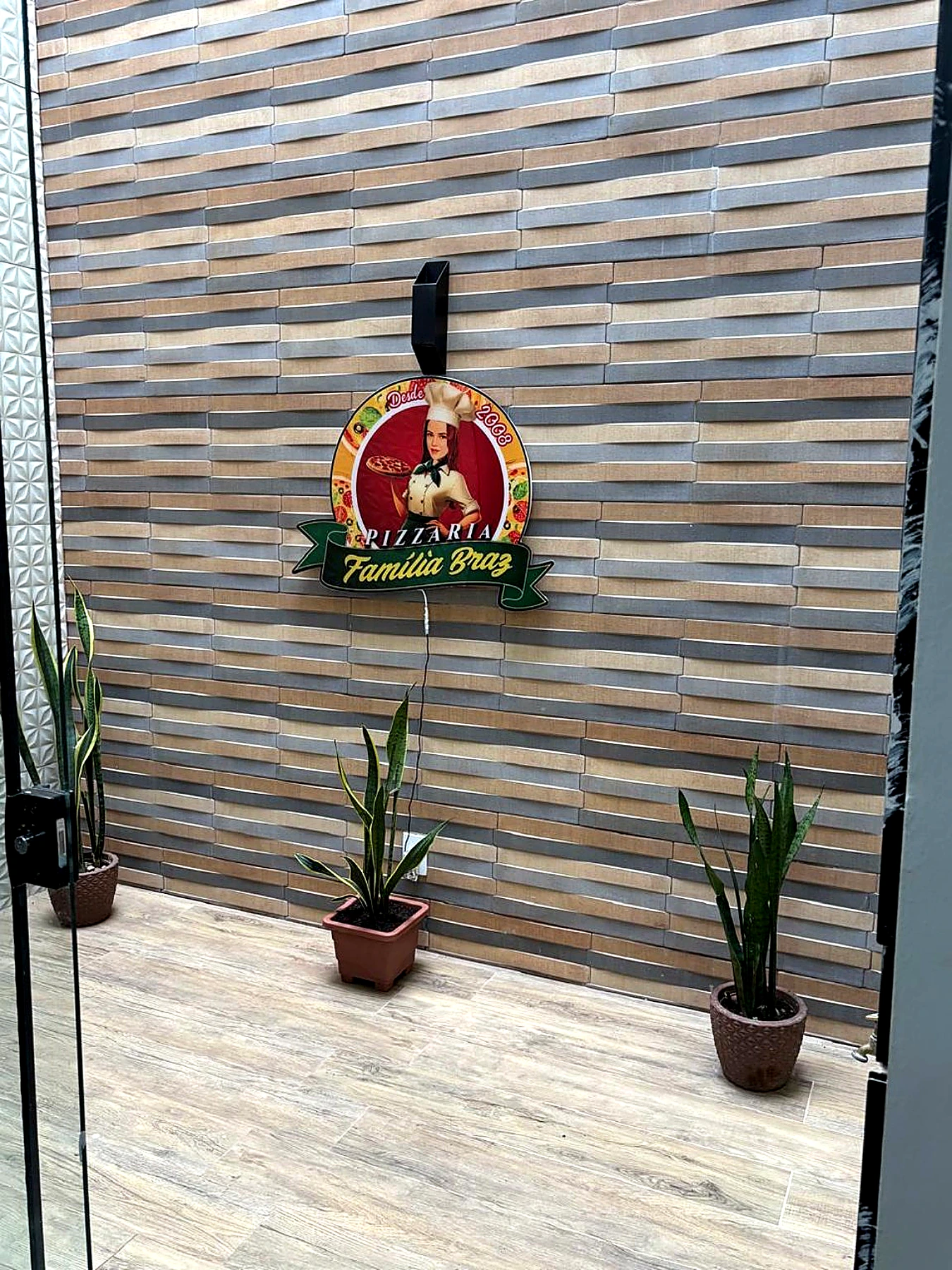 Entrada com logo da pizzaria